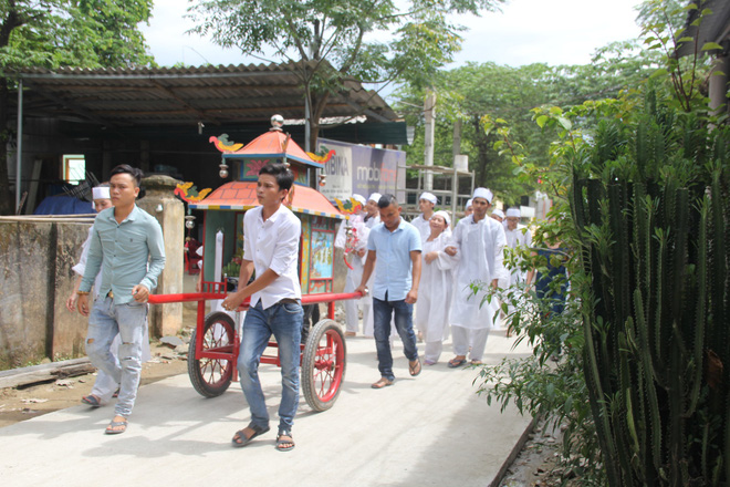 Vụ tai nạn thảm khốc 13 người chết: Áo tang trắng vùng quê nghèo miền Trung