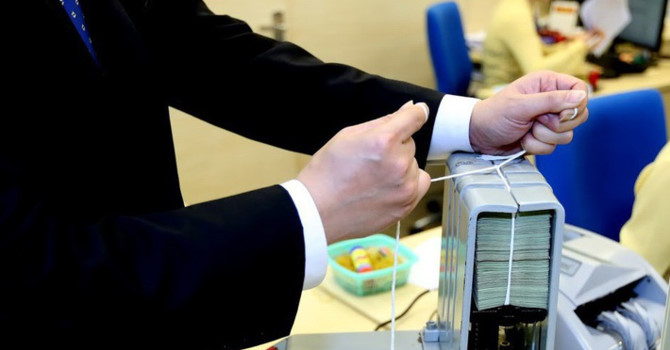 Tiền lớn chảy ra, tỷ giá và lãi suất liên ngân hàng biến động mạnh