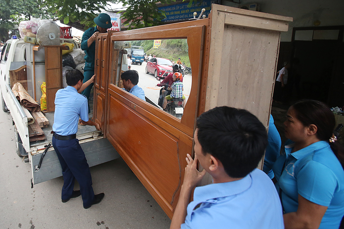 Người dân di dời tài sản trước nguy cơ đổ xuống sông Đà