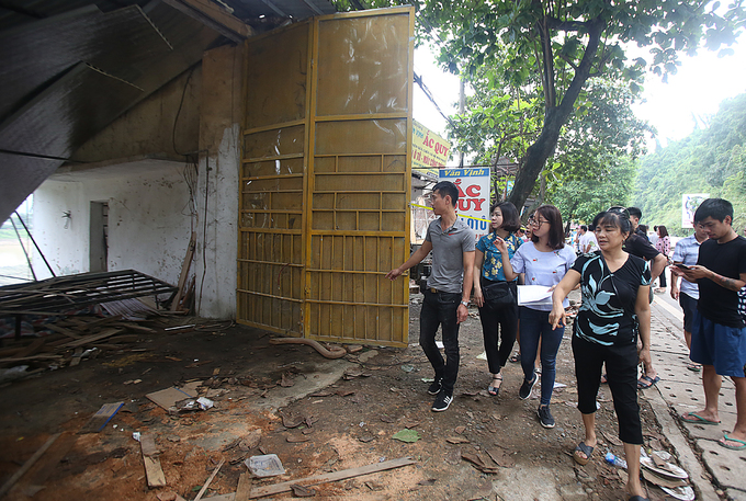 Người dân di dời tài sản trước nguy cơ đổ xuống sông Đà