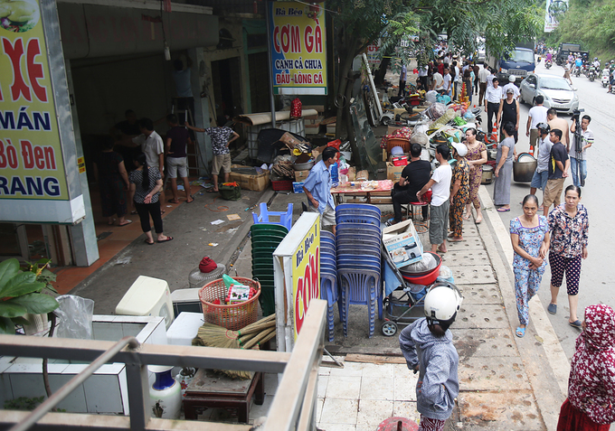 Người dân di dời tài sản trước nguy cơ đổ xuống sông Đà