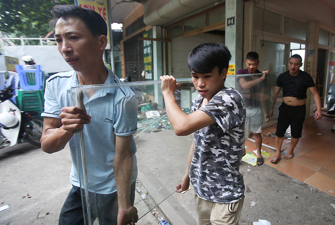 Người dân di dời tài sản trước nguy cơ đổ xuống sông Đà