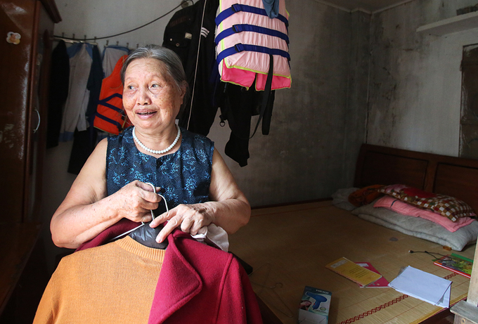 Người dân di dời tài sản trước nguy cơ đổ xuống sông Đà