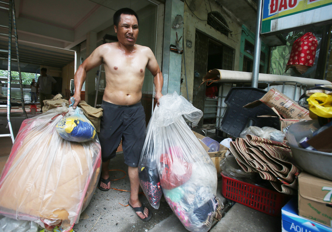Người dân di dời tài sản trước nguy cơ đổ xuống sông Đà