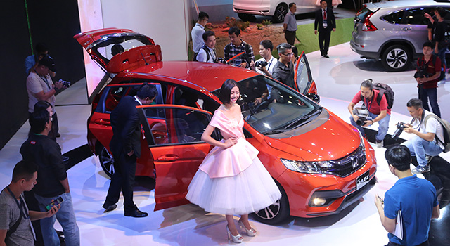 Ô tô nhập khẩu bắt đầu ồ ạt tràn về Việt Nam