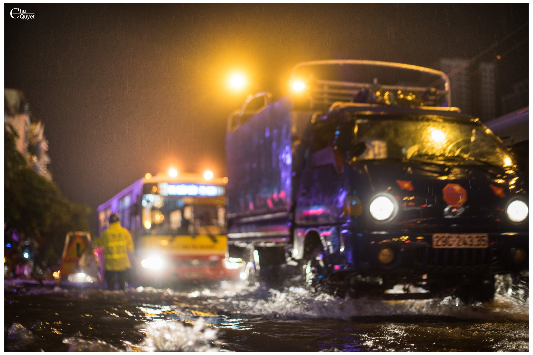 Bức ảnh Người canh tử thần trong đêm ngập kinh hoàng ở Hà Nội gây xúc động