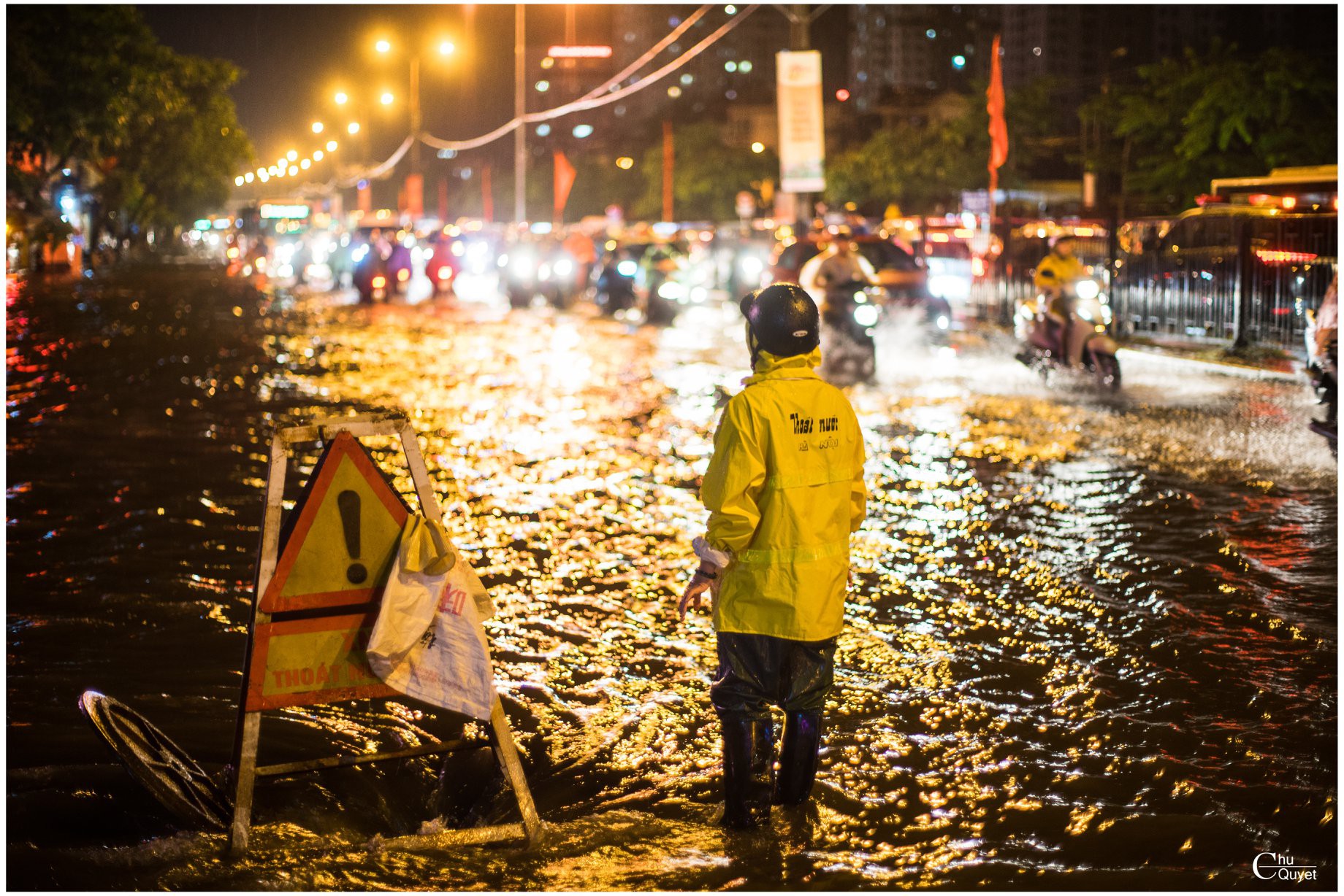Bức ảnh Người canh tử thần trong đêm ngập kinh hoàng ở Hà Nội gây xúc động