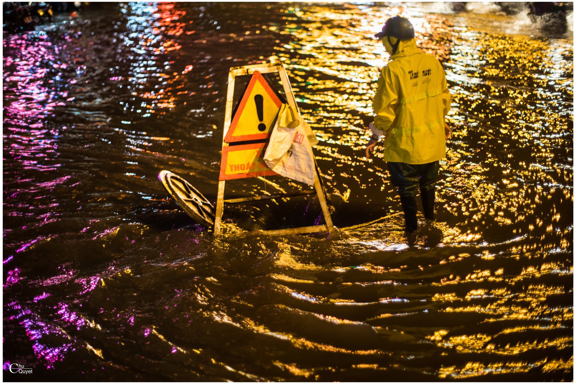 Bức ảnh Người canh tử thần trong đêm ngập kinh hoàng ở Hà Nội gây xúc động