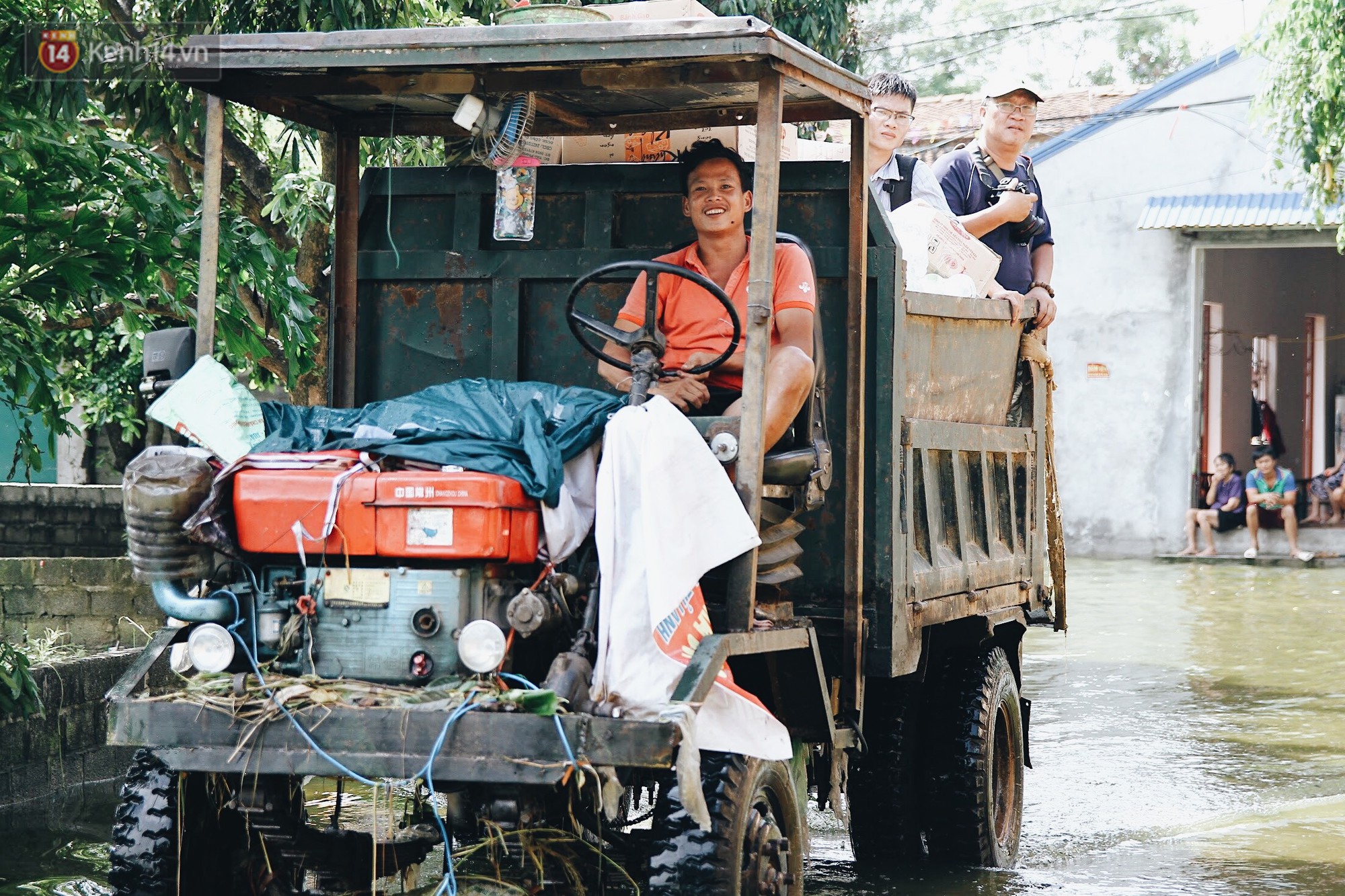Những ngày lênh đênh ở Chương Mỹ: Trâu bò lặn ngụp, vịt trèo lên những mái nhà khi nước dâng đến tận nóc