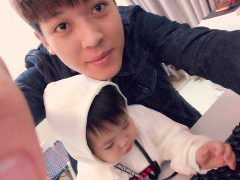 Bố mất vì tai nạn, vợ qua đời sau bạo bệnh chỉ còn lại cô con gái nhỏ: nghịch cảnh của chàng trai khiến cộng đồng mạng rơi nước mắt