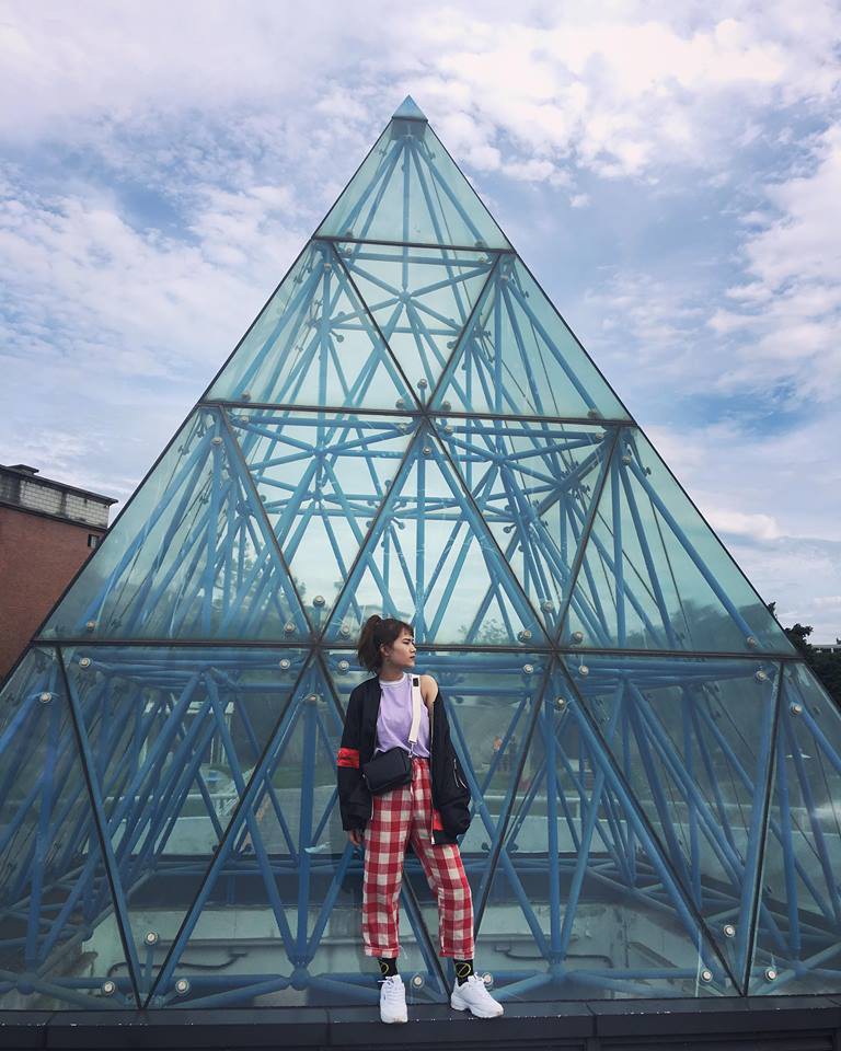 Mất 300k thuê chụp ảnh, gia đình nhận về thành quả như tranh biếm họa, dân mạng cười rũ: Khi nào buồn đem ra ngắm