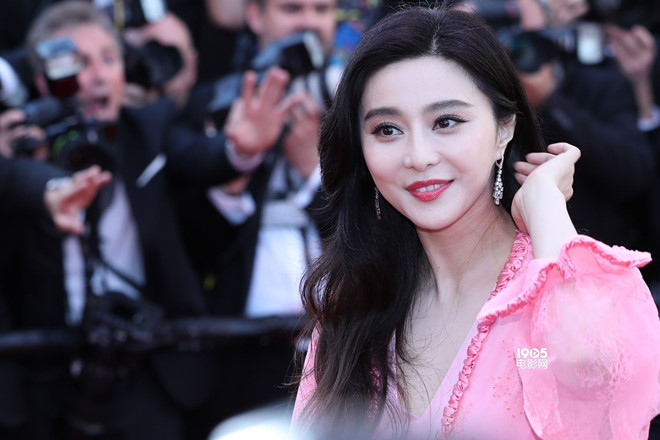 Thực hư hình ảnh Phạm Băng Băng bị còng tay, xích chân