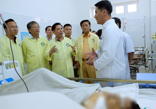 Hai bệnh nhi sống sót trong vụ tai nạn xe rước dâu được chuyển viện