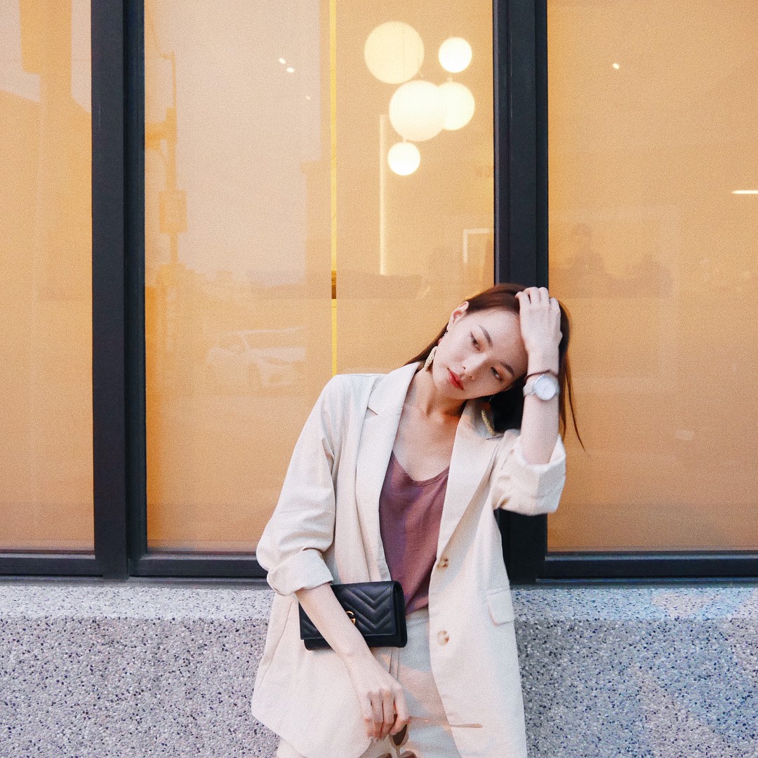 Không phải cứ dài là đẹp, áo blazer năm nay tay càng ngắn lại càng thú vị