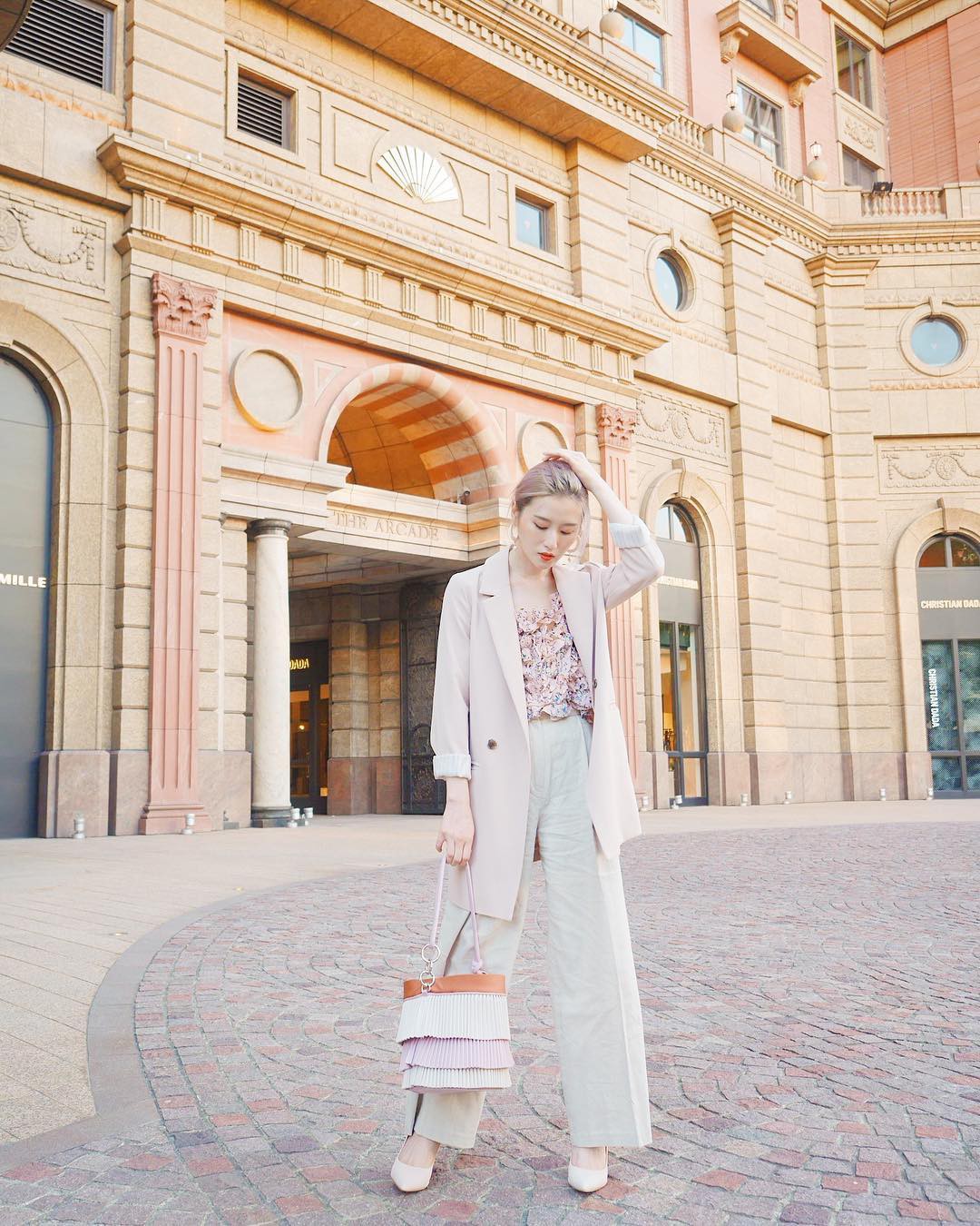 Không phải cứ dài là đẹp, áo blazer năm nay tay càng ngắn lại càng thú vị