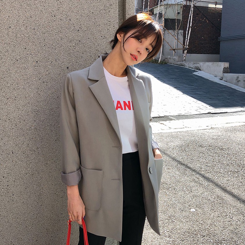 Không phải cứ dài là đẹp, áo blazer năm nay tay càng ngắn lại càng thú vị