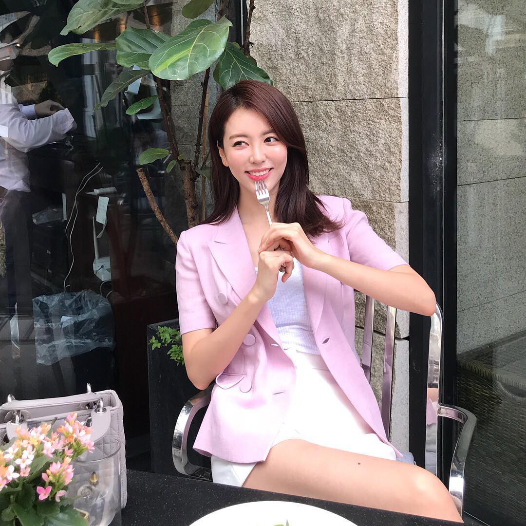 Không phải cứ dài là đẹp, áo blazer năm nay tay càng ngắn lại càng thú vị