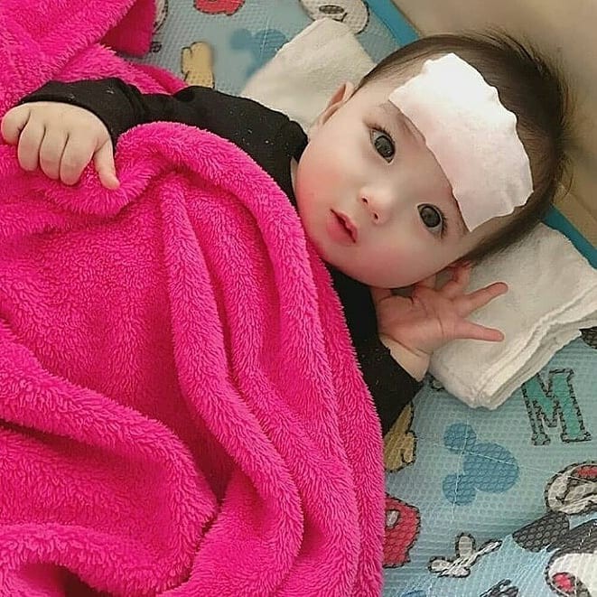 Cháu nội ốm, con dâu bị tai nạn gãy chân, bà mẹ chồng này còn làm một hành động khiến cô uất không khóc nổi