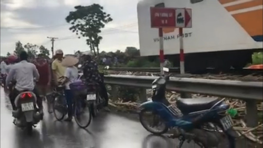 Lại xảy ra tai nạn tàu hỏa tông ô tô, 4 người bị thương nặng