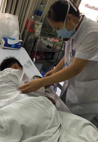 Bé trai 7 tuổi ở Hà Nội bị chó cắn đứt rời môi