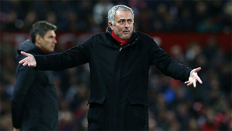 Các HLV sẽ phải nhận thẻ như cầu thủ từ mùa 2018/19