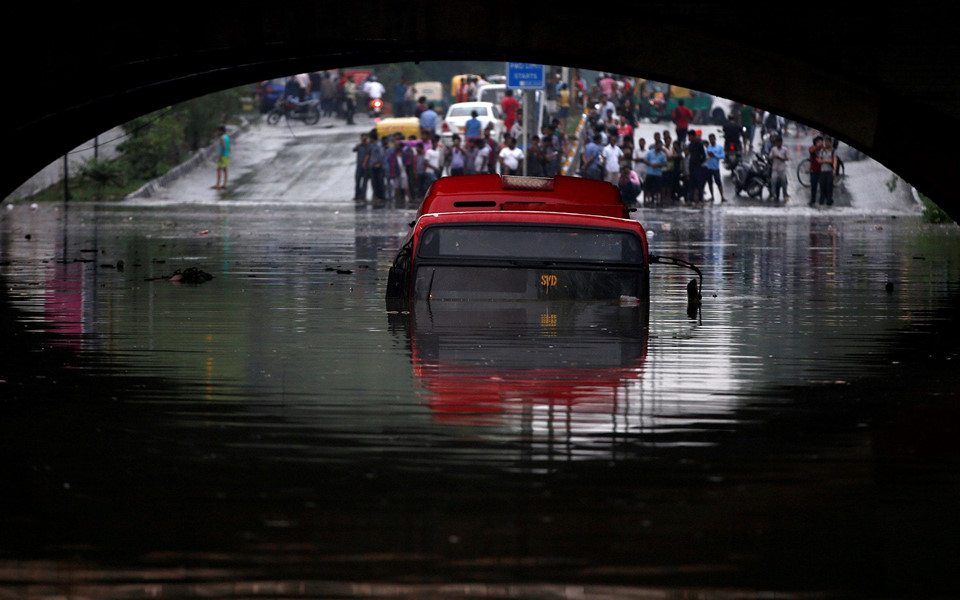Ảnh: Mưa lớn ở Ấn Độ làm nhà đổ, đường ngập, 82 người chết