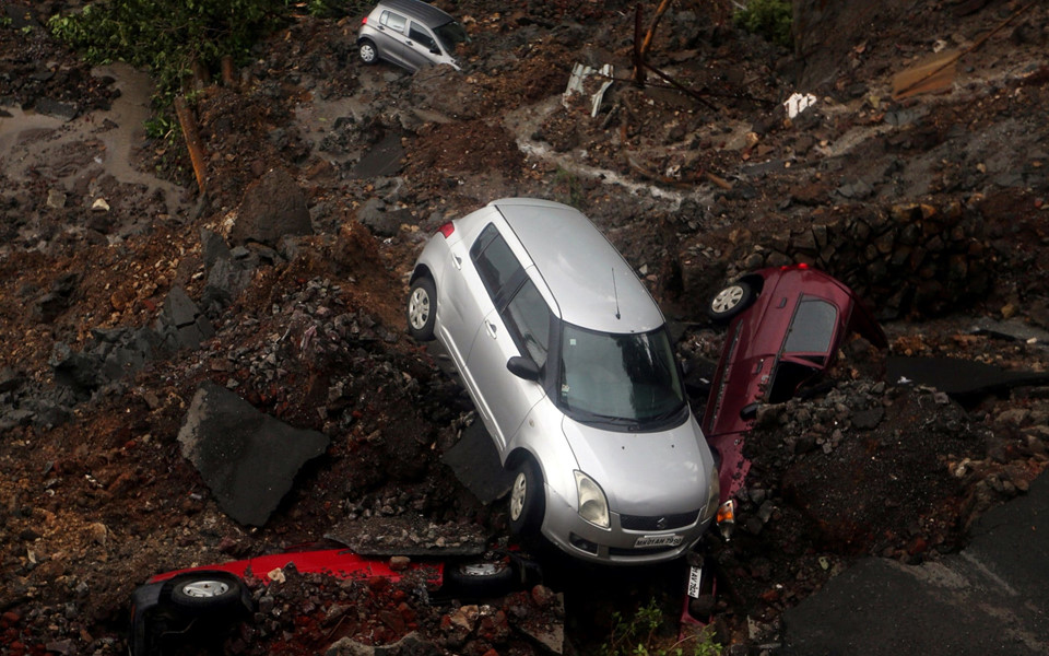 Ảnh: Mưa lớn ở Ấn Độ làm nhà đổ, đường ngập, 82 người chết