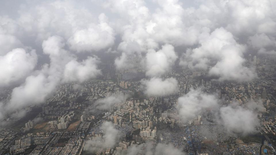 Ảnh: Mưa lớn ở Ấn Độ làm nhà đổ, đường ngập, 82 người chết