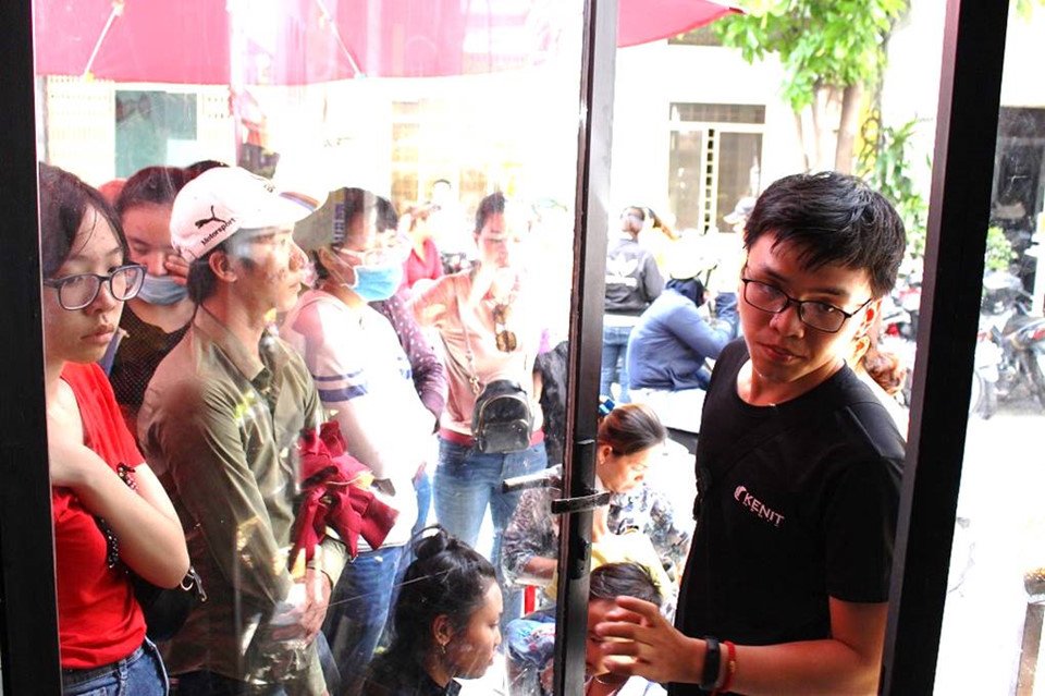 Người Sài Gòn xếp hàng mua sầu riêng, đặt cọc mới được mang về ăn