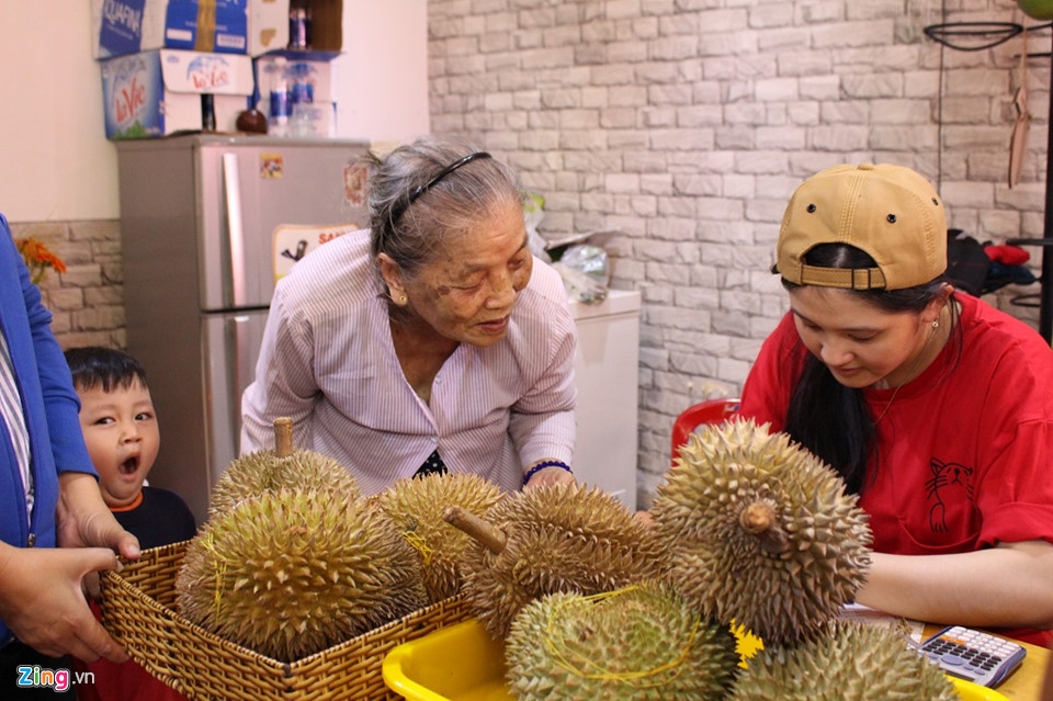 Người Sài Gòn xếp hàng mua sầu riêng, đặt cọc mới được mang về ăn