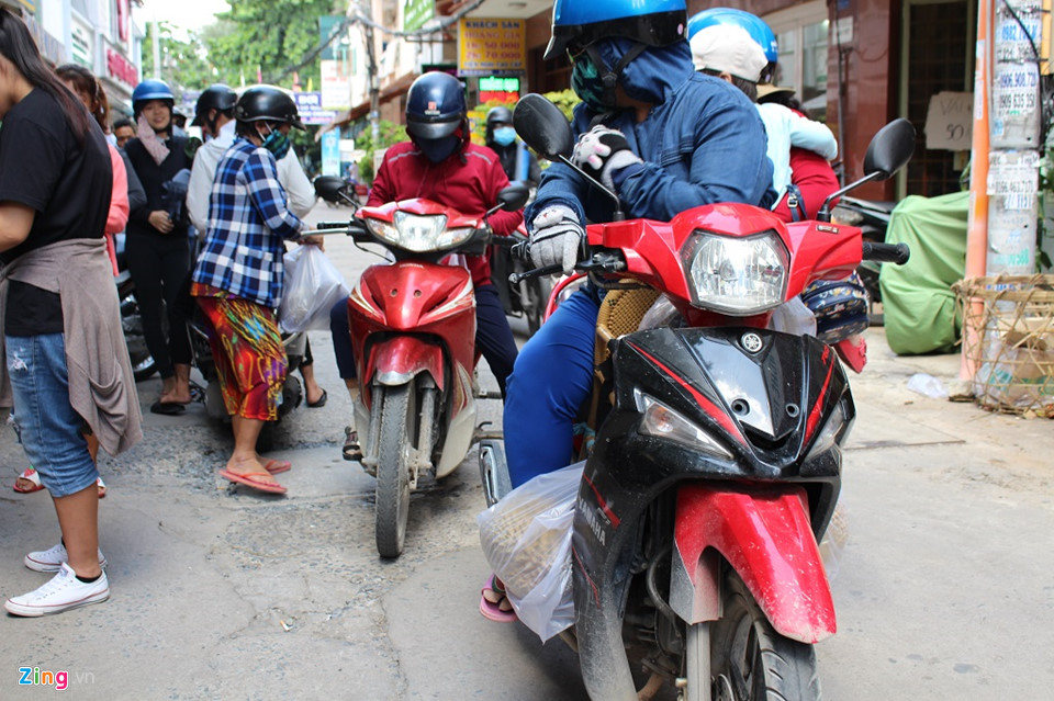 Người Sài Gòn xếp hàng mua sầu riêng, đặt cọc mới được mang về ăn