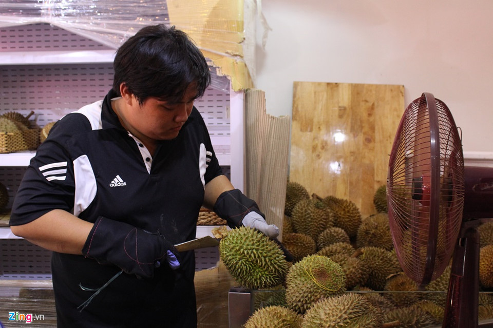 Người Sài Gòn xếp hàng mua sầu riêng, đặt cọc mới được mang về ăn