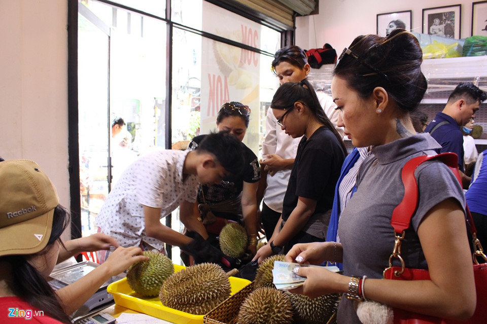 Người Sài Gòn xếp hàng mua sầu riêng, đặt cọc mới được mang về ăn