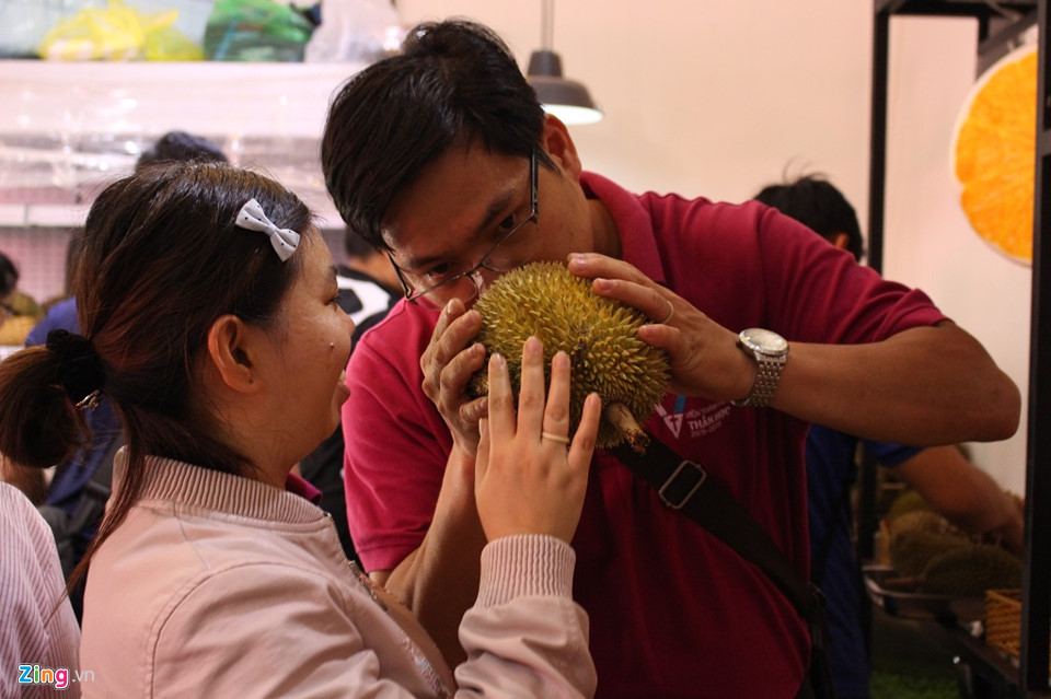 Người Sài Gòn xếp hàng mua sầu riêng, đặt cọc mới được mang về ăn