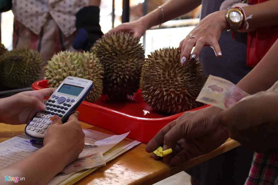 Người Sài Gòn xếp hàng mua sầu riêng, đặt cọc mới được mang về ăn