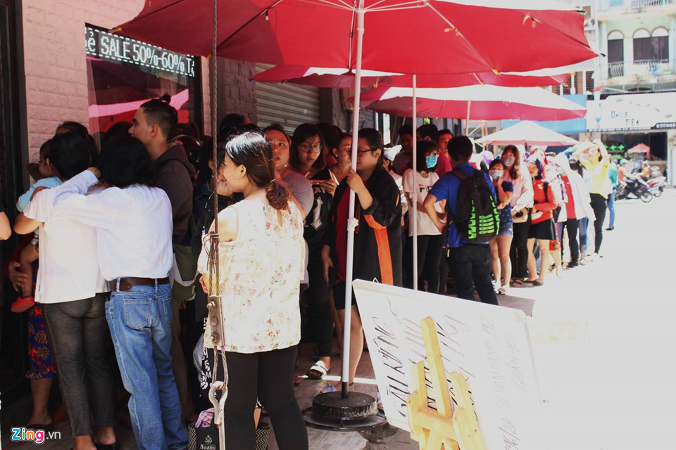 Người Sài Gòn xếp hàng mua sầu riêng, đặt cọc mới được mang về ăn