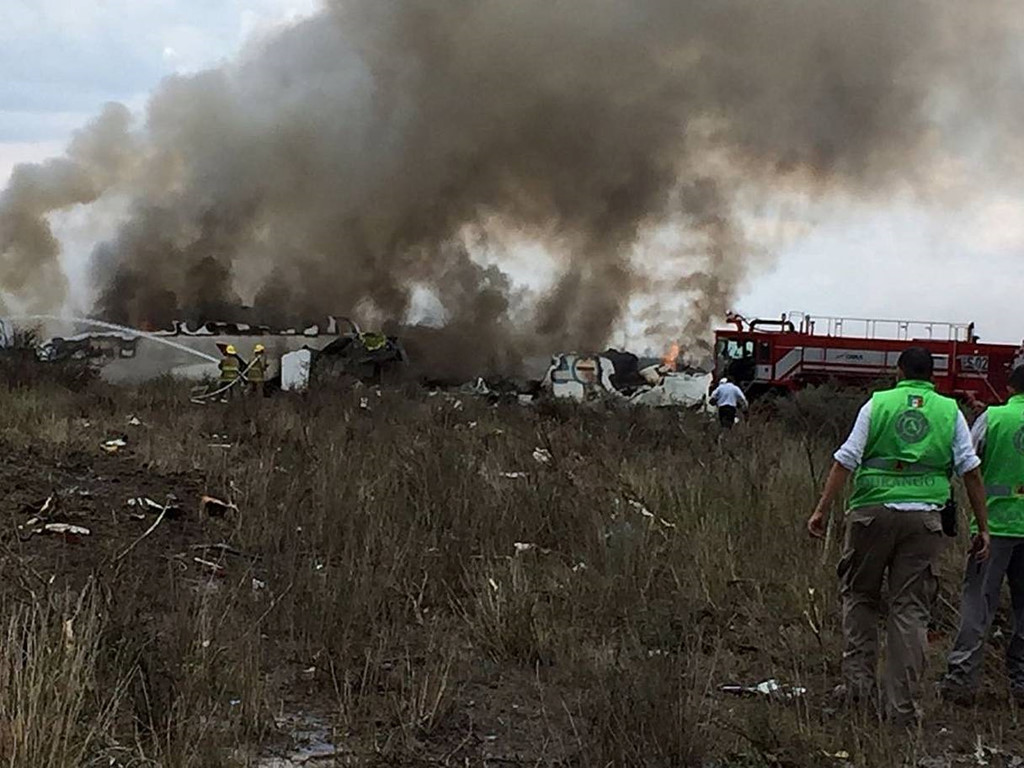 Video: Thân máy bay cháy rụi sau khi rơi tại miền Bắc Mexico