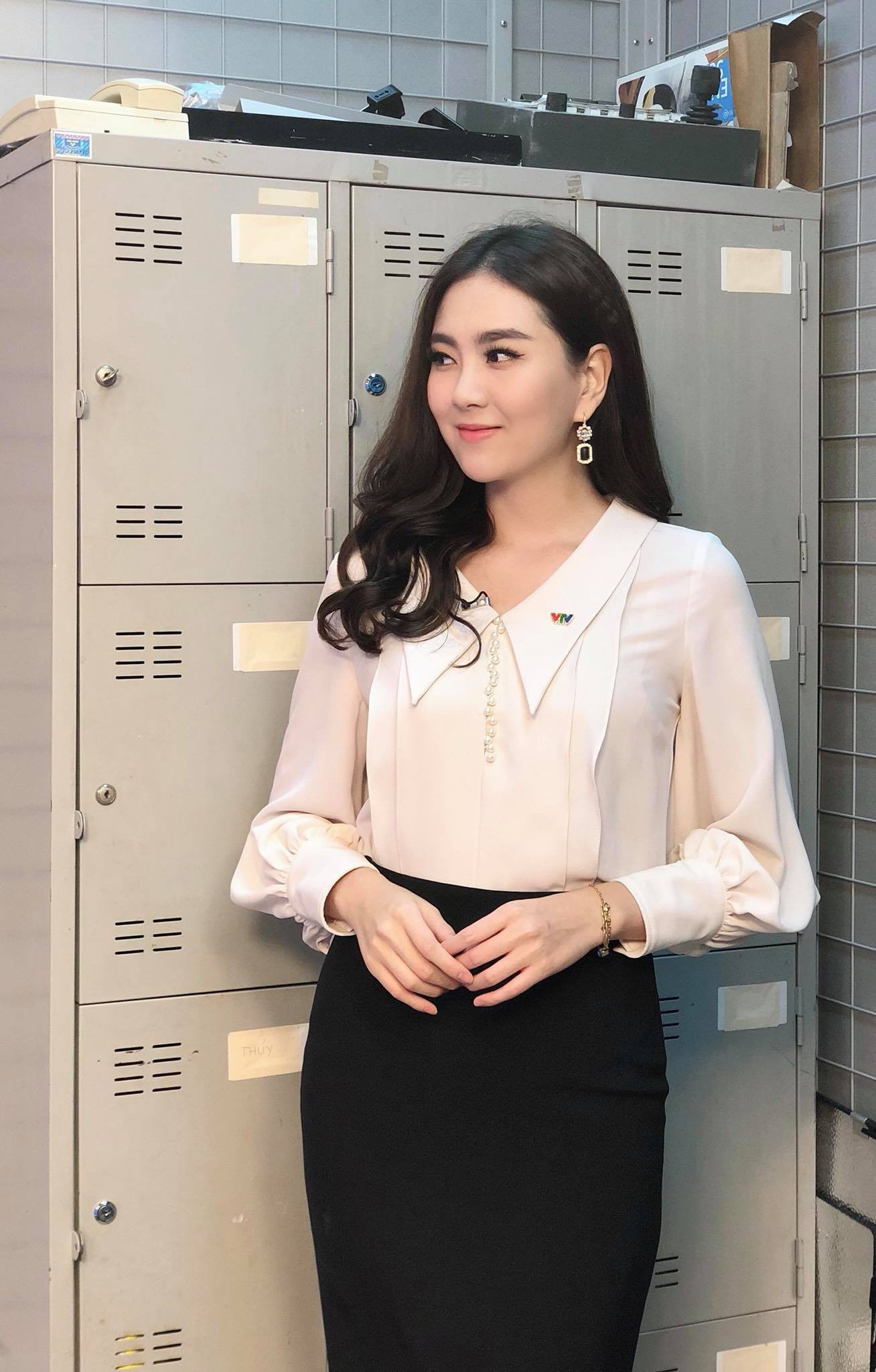 Không cần xem thư ký Kim, bạn có thể học ngay cô gái thời tiết Mai Ngọc cách diện đồ công sở đẹp miễn chê Không cần xem thư ký Kim, bạn có thể học ngay cô gái thời tiết Mai Ngọc cách diện đồ công sở đẹp miễn chê