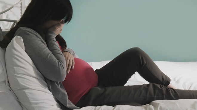 Cứ tưởng hạnh phúc vì có chồng tâm lý, vợ bầu bàng hoàng khi phát hiện hành động lén lút này