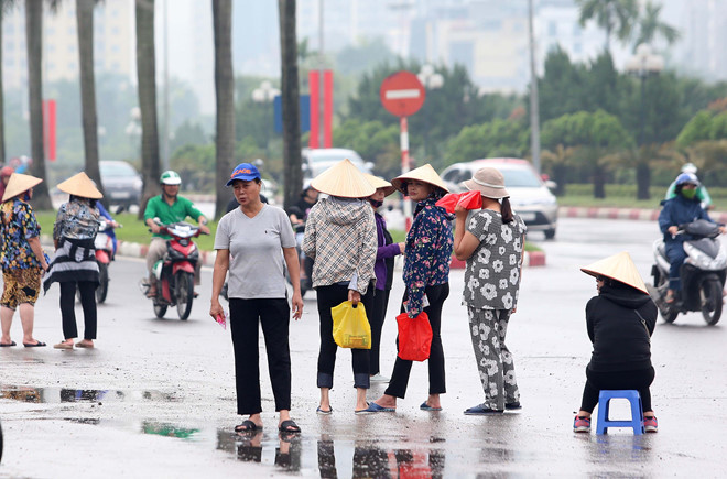 Phe tranh cướp khách trước quầy bán vé giải U23 quốc tế