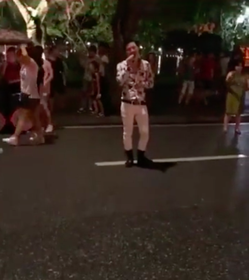 Cover lại hit của Hoa Vinh trên phố đi bộ, chàng hát rong khiến nhiều người mê mẩn với giọng như Ưng Hoàng Phúc