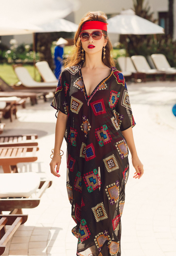 Kim Tuyến khoe chân dài trên bãi biển Hội An