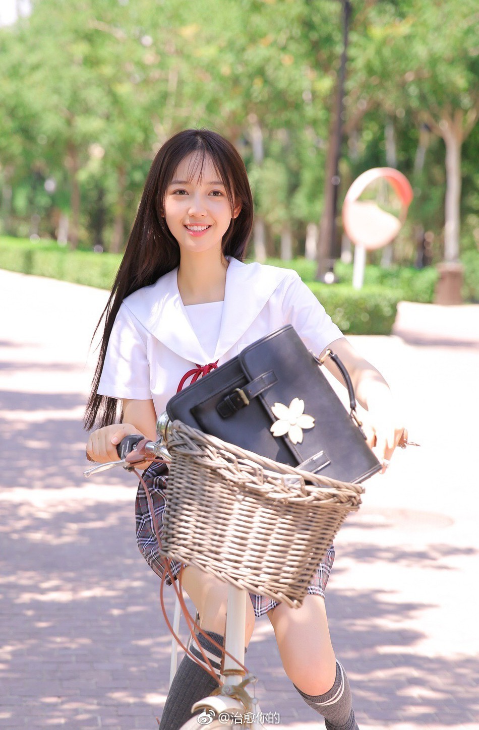 Nhan sắc của cô bạn tân sinh viên Học viện Điện ảnh Bắc Kinh: Chỉ cần mặc đồng phục thôi là đủ làm say đắm lòng người rồi