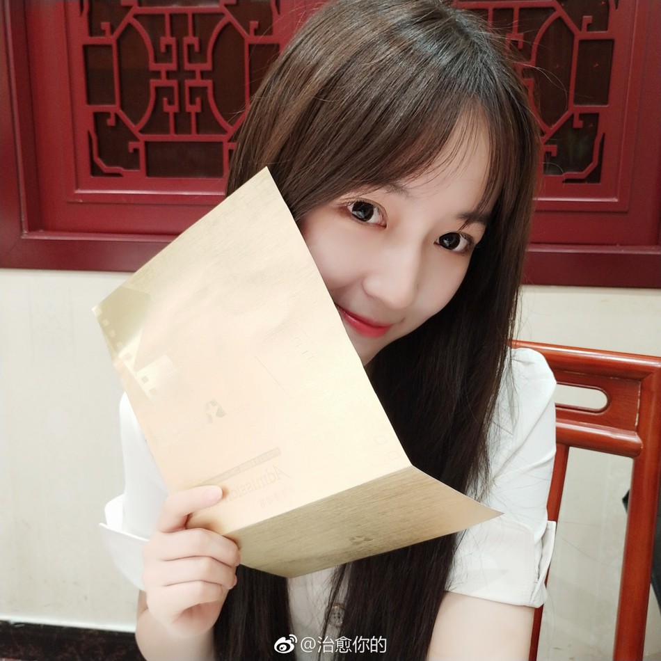 Nhan sắc của cô bạn tân sinh viên Học viện Điện ảnh Bắc Kinh: Chỉ cần mặc đồng phục thôi là đủ làm say đắm lòng người rồi