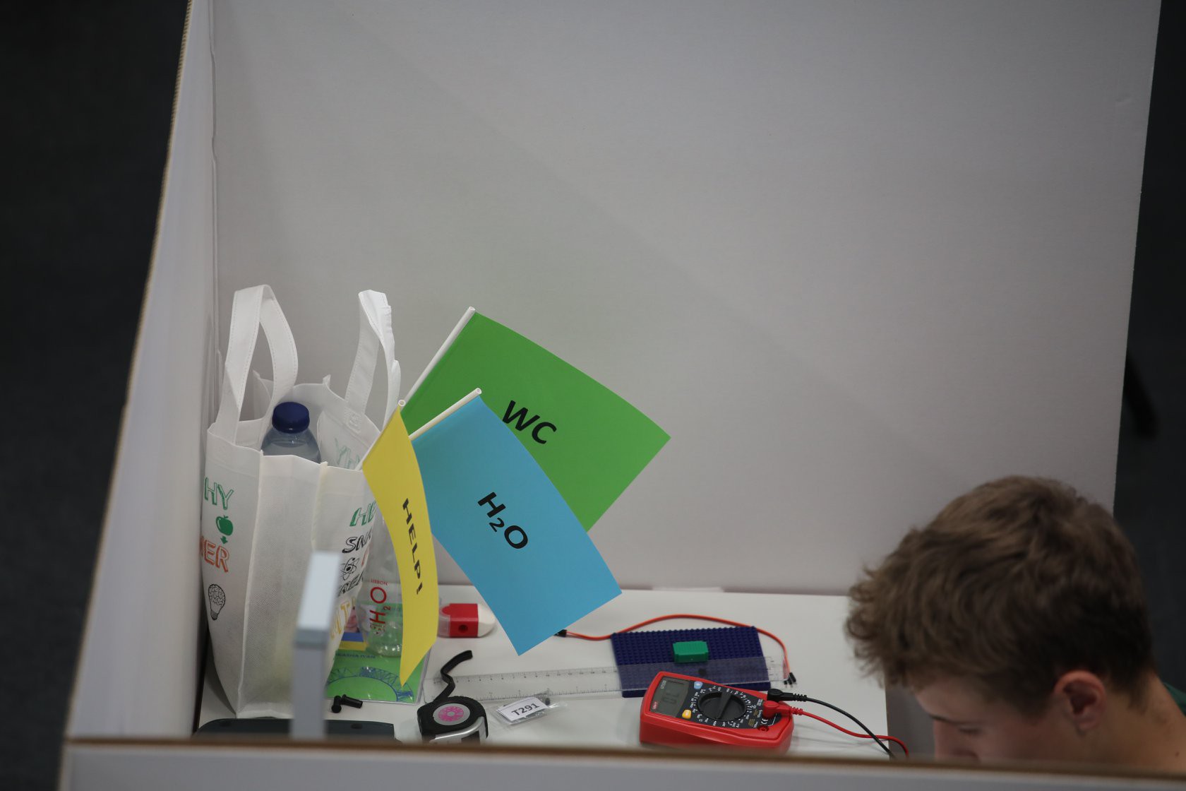 Đột nhập phòng thi Olympic Vật lý Quốc tế: Mỗi người 1 ô vuông riêng biệt, muốn đi toilet phải giơ lá cờ có chữ WC