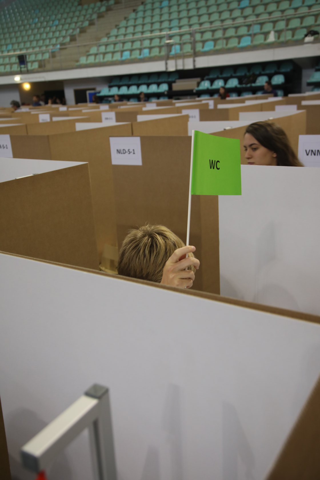 Đột nhập phòng thi Olympic Vật lý Quốc tế: Mỗi người 1 ô vuông riêng biệt, muốn đi toilet phải giơ lá cờ có chữ WC