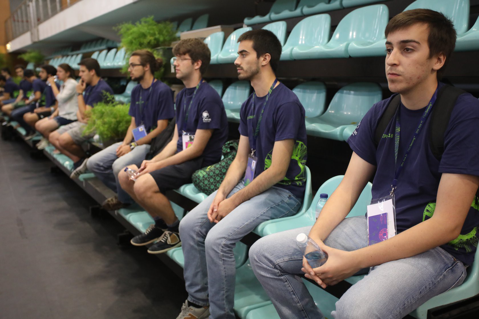 Đột nhập phòng thi Olympic Vật lý Quốc tế: Mỗi người 1 ô vuông riêng biệt, muốn đi toilet phải giơ lá cờ có chữ WC