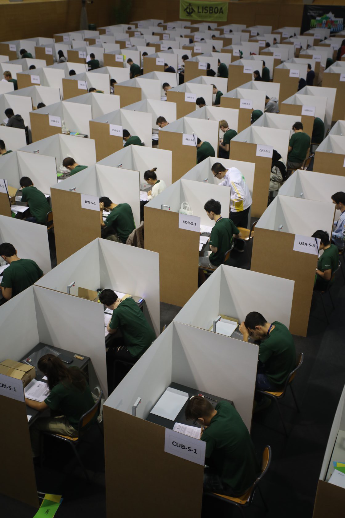 Đột nhập phòng thi Olympic Vật lý Quốc tế: Mỗi người 1 ô vuông riêng biệt, muốn đi toilet phải giơ lá cờ có chữ WC