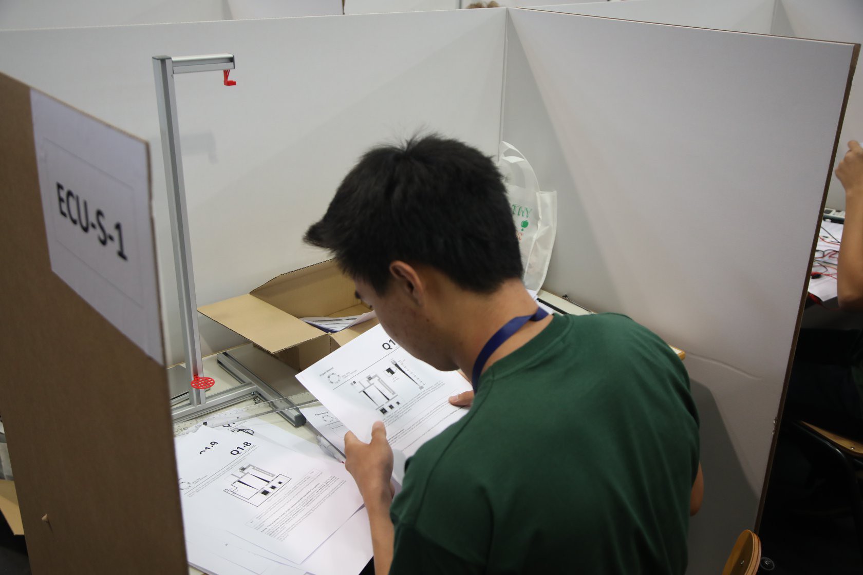 Đột nhập phòng thi Olympic Vật lý Quốc tế: Mỗi người 1 ô vuông riêng biệt, muốn đi toilet phải giơ lá cờ có chữ WC