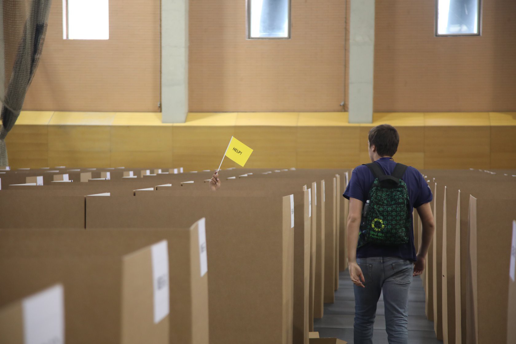 Đột nhập phòng thi Olympic Vật lý Quốc tế: Mỗi người 1 ô vuông riêng biệt, muốn đi toilet phải giơ lá cờ có chữ WC